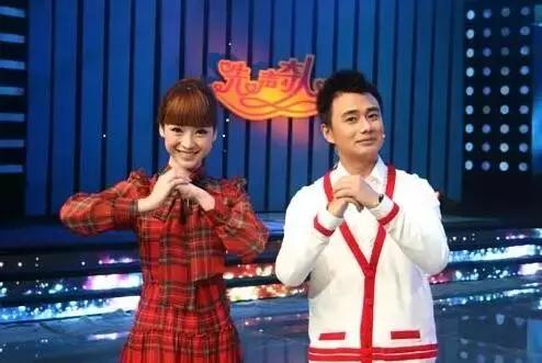 贝尔和柳岩吃蚯蚓,柳岩贝尔喝水