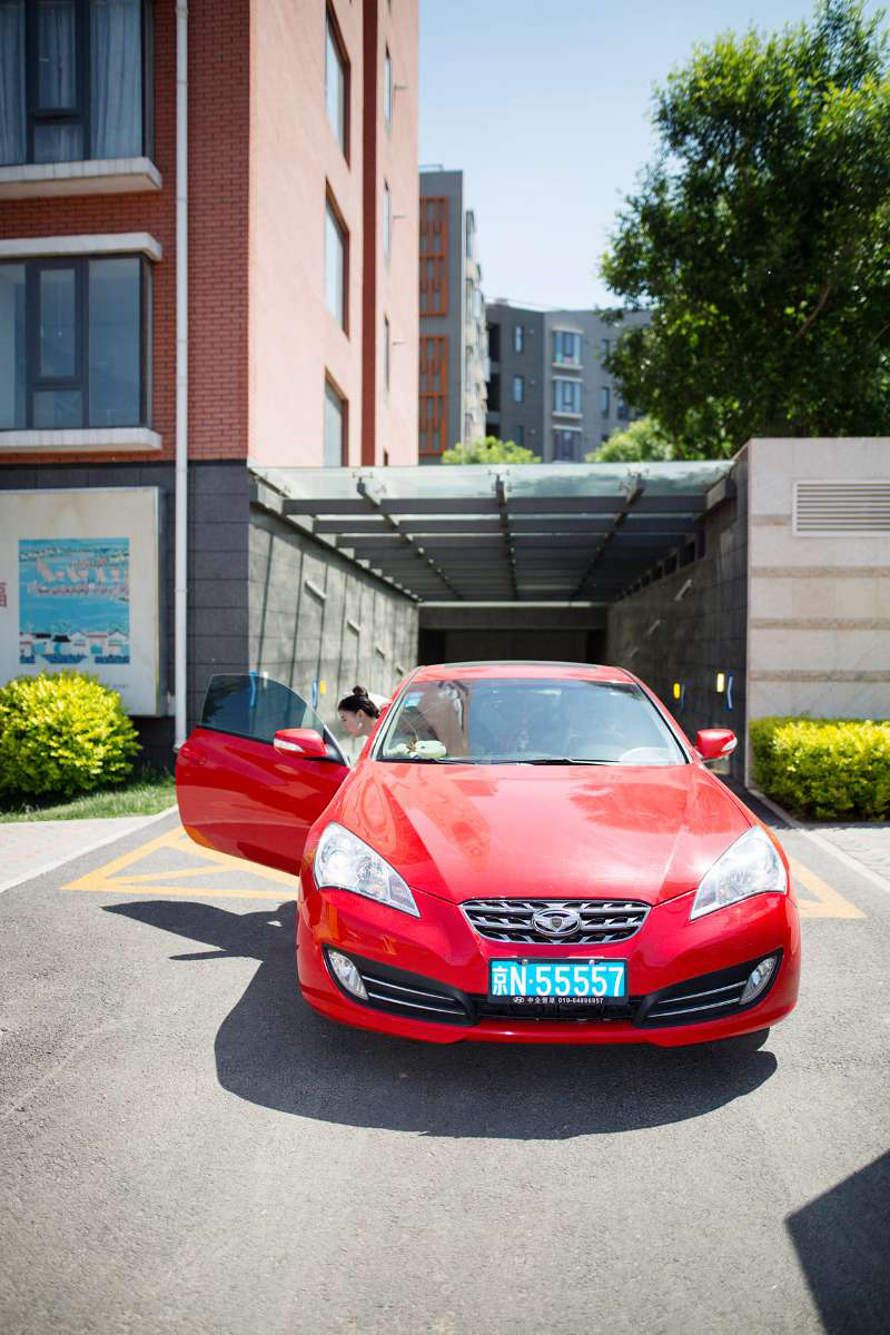 她的破立之举，是一辆“iphone红”跑车