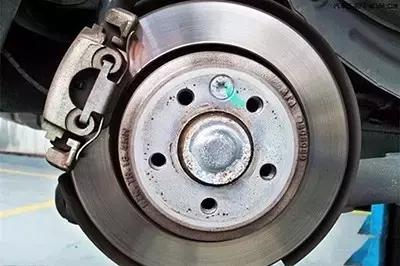 刹车片异响吱吱尖叫还能继续开吗,小车刚换刹车片有异响是什么原因