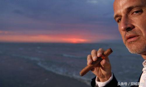 抽雪茄喝红酒烤龙虾,抽雪茄喝品红酒打高尔夫