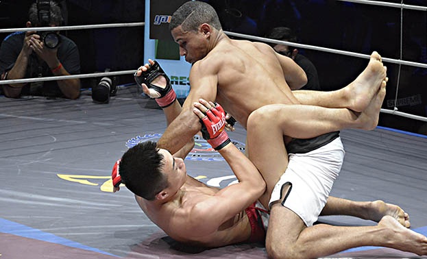 19岁的他前途无量:重拳直击巴西柔术高手面门,强势TKO获胜