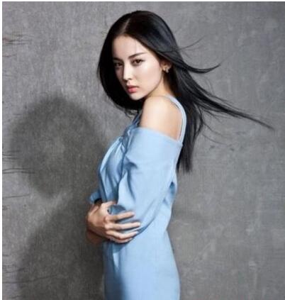 感觉直发也挺好看,直发也可以这么有质感