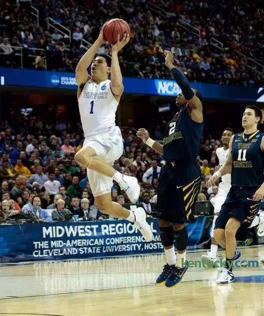 新秀布克格林共同穿过的鞋,布克70分球鞋