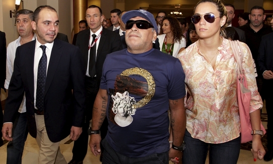 “混球”马拉多纳来华指导校园足球，网友称渣男又来“圈钱”了