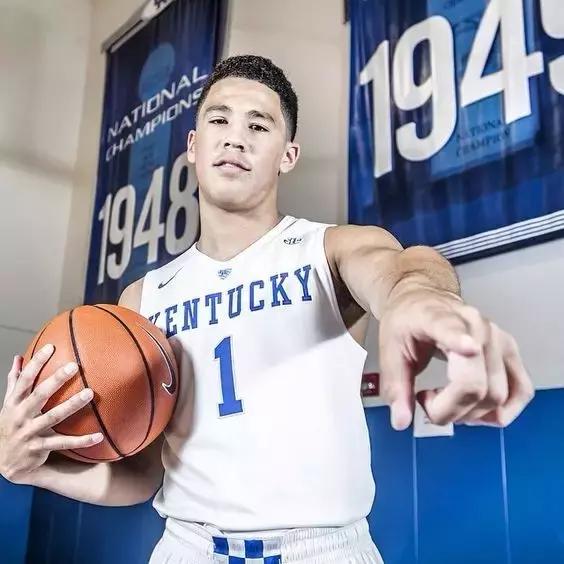 新秀布克格林共同穿过的鞋,布克70分球鞋