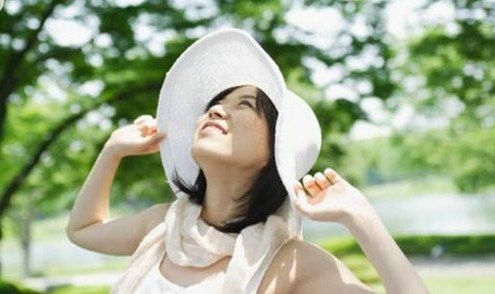 阳光越来越强，这些好用的防晒霜必不可少