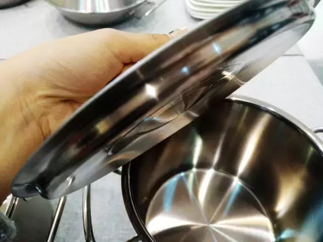 只用一个锅就可以做很多道菜,做了20年的菜