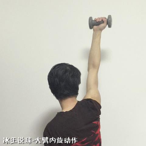 羽毛球杀球过程中挥拍是放松的吗,羽毛球如何挥拍不伤手腕与肘关节