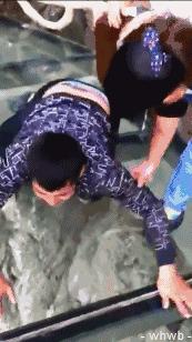 玻璃滑道断裂游客险坠落后续,景区玻璃栈道发生事故