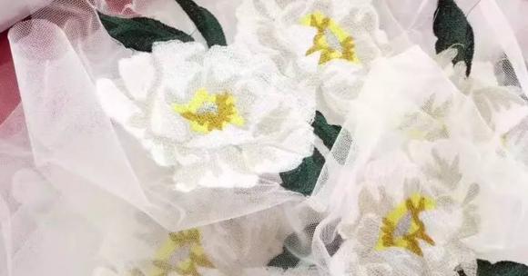 搭配时尚轻盈的雪纺衫超赞,雪纺衫怎么穿时尚高级又仙气