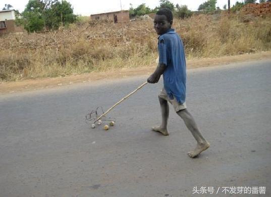 一组非洲儿童的玩具照片，看完感到很心酸！