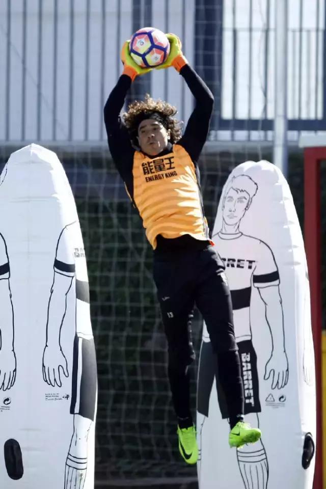 他们都穿什么篮球鞋,他们穿着什么用英语怎么说