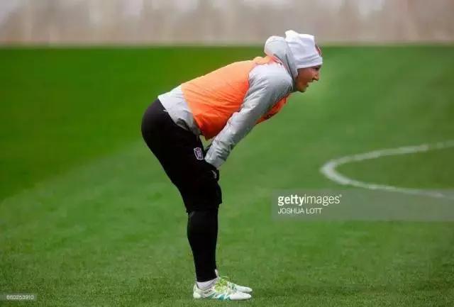 他们都穿什么篮球鞋,他们穿着什么用英语怎么说