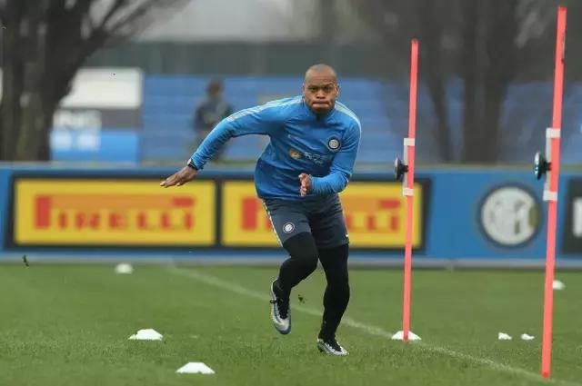 他们穿什么用英文怎么说,他们穿着什么用英文怎么说