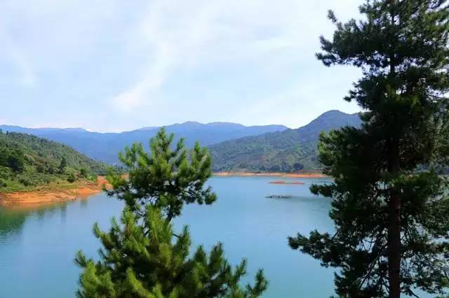 太壮观!清远这个群山萦绕的天湖惊现百米大瀑布,你竟然不知道?