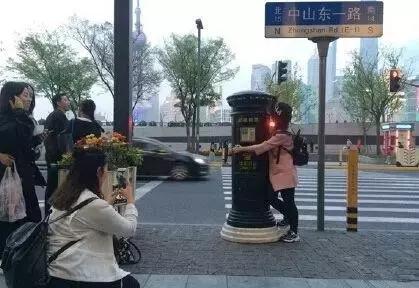 请给我一个不复合的理由,请给我一个不能爱你的理由