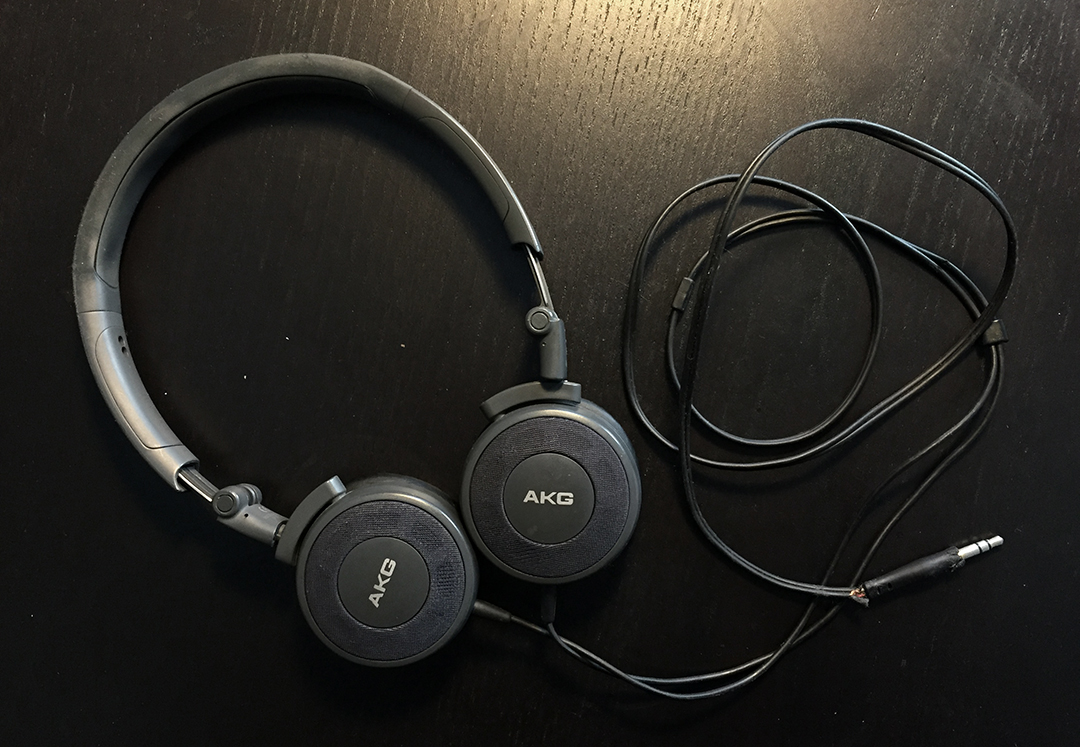 这位小屌丝，给你推荐了性价比超高的入门级耳机！他竟然带了四年