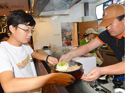 在县城上开餐馆每天盈利多少不亏,在小县城开火锅店一年收入100万