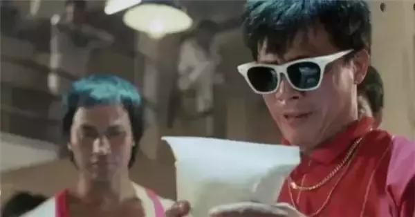 洪金宝被军官打是什么电影,当年被李小龙暴揍的洪金宝