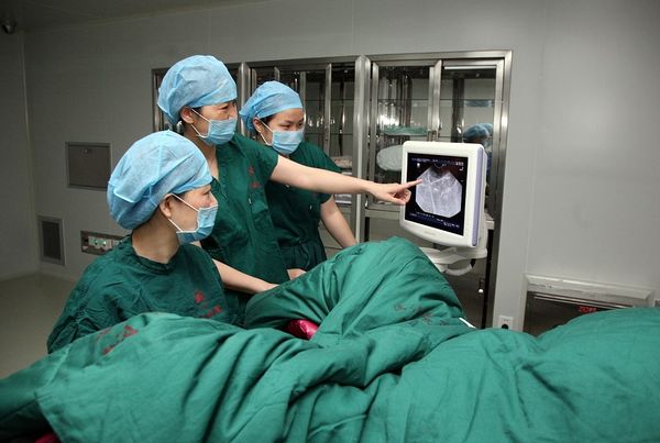 女大学生取卵买苹果7，痛到虚脱，女性取卵究竟有哪些危害？