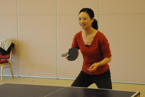 远忧惧地望着对面，书姐却毫不挂相，一脸的纯朴、温和