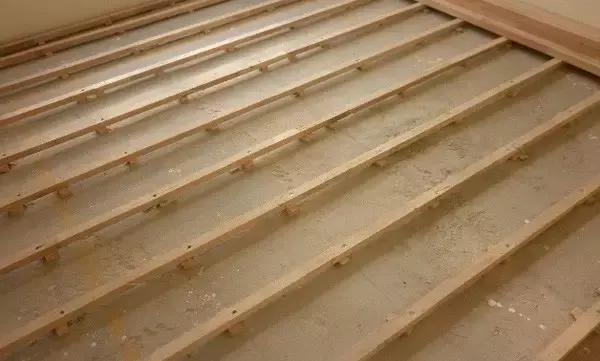 地板打龙骨怎么铺贴最好,地板打龙骨要注意什么