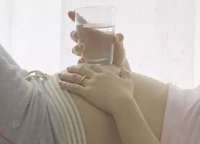 怀孕六个月下身有血迹以为流产,去医院后医生都哭笑不得