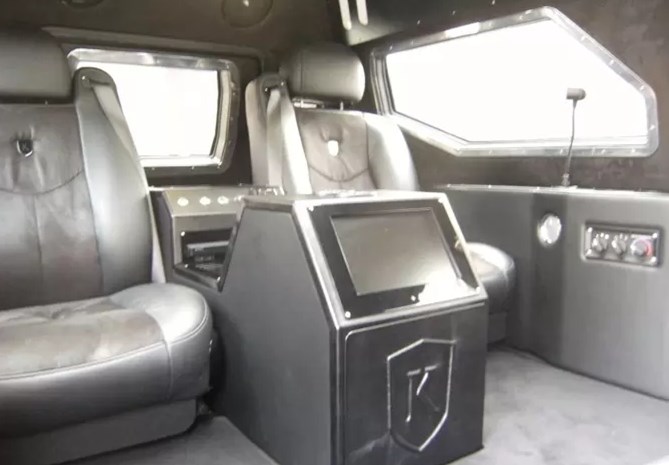 1500万骑士十五世去洗车，洗车人员直摇头：装甲车我们洗不了