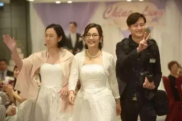 被母亲虐打逼做歌星，但却被骗光财产，如今时隔11年重回荧幕