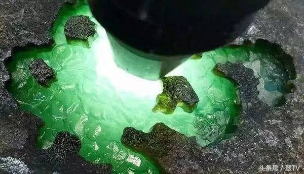 翡翠开窗赌石有假吗,翡翠赌石开窗图片大全