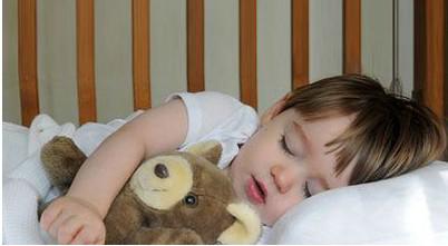 宝宝睡觉额头冒汗,宝宝睡觉额头很烫怎么回事