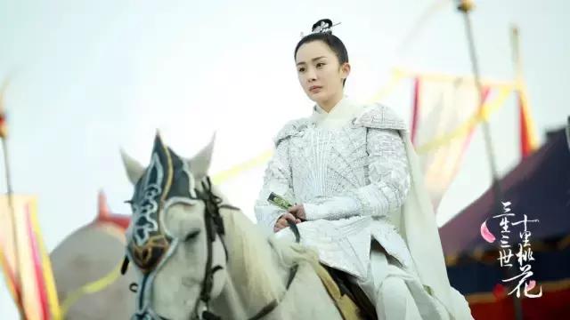 杨幂巧用刘海拯救发际线倍减龄,杨幂一发自拍就被吐槽发际线