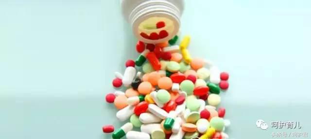 宝宝嘴里经常出现白色东西，喂奶哭闹，这是怎么了？