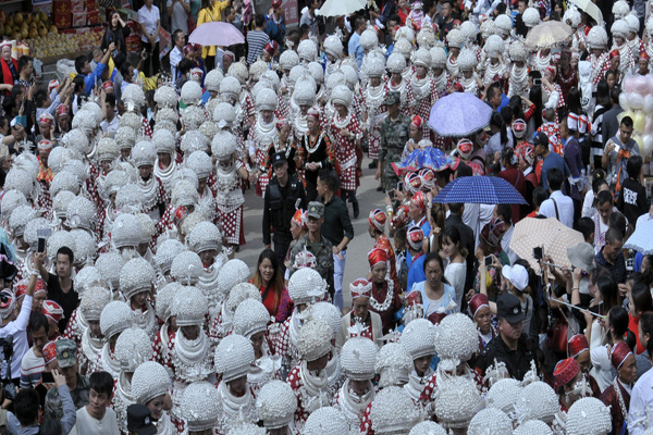 谁说贵州“人无三分银”,一套苗族盛装全是银,何止三分?