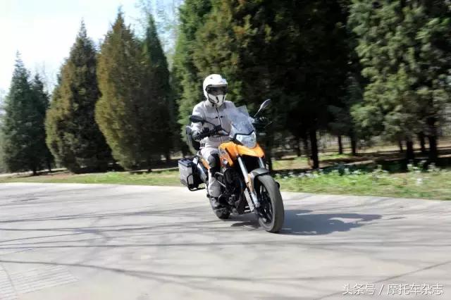 翱翔在城市上空的小鸟赛科龙200mL电喷RX1测试