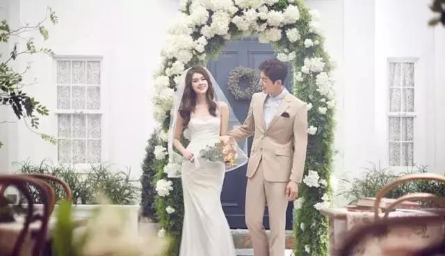 拍婚纱照的姿势造型怎么摆好看,拍摄婚纱照姿势的正确方法