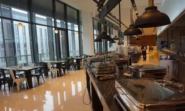 一天吃五顿都不要钱，“别人家的食堂”开挂了！贵司，还招人吗？