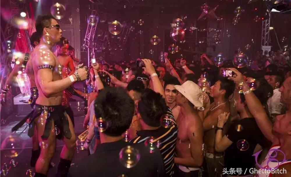 泼水节接吻情侣遭围观,泼水节情侣接吻遭围观