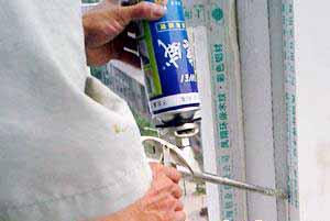 如何安装铝合金门窗滑轮视频,门窗安装门窗制作