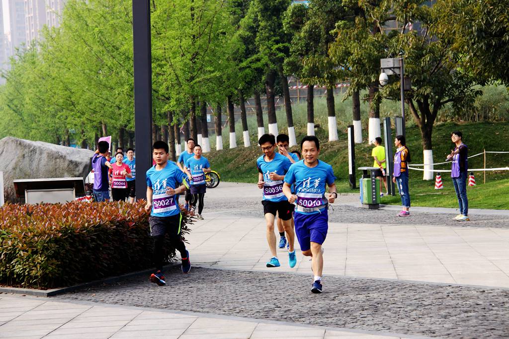 环球同跑迎校庆，清华校友锦城湖畔展英姿（原创）