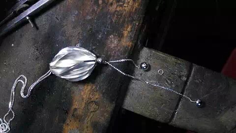 他被称为小周杰伦，却是海娜纹身师、饰品设计师，还是过气网红