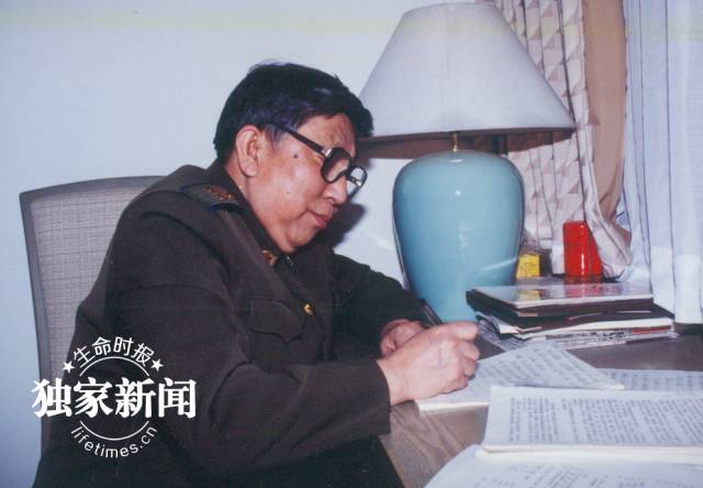 阎老走了,也许你熟悉舞台上的他,却未必了解生活中另一个他