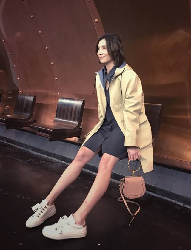 刘雯最新穿搭卡其色老爹鞋,刘雯穿的运动鞋有哪些
