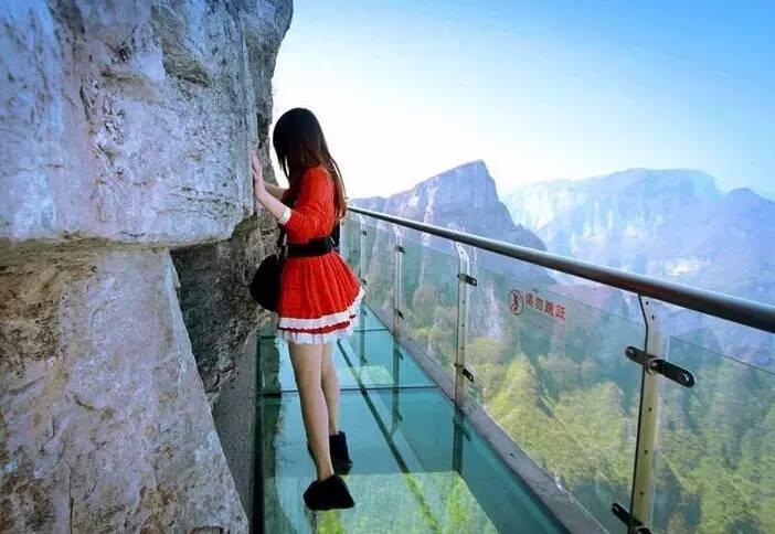 玻璃滑道断裂游客险坠落后续,景区玻璃栈道发生事故