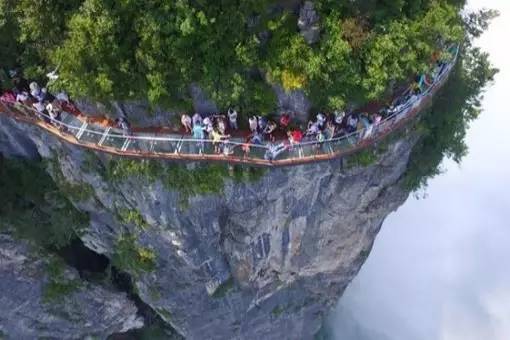 玻璃滑道断裂游客险坠落后续,景区玻璃栈道发生事故
