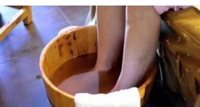 泡脚加什么可以逼出体内湿气寒气,泡脚天天泡多久能把体内湿气祛除