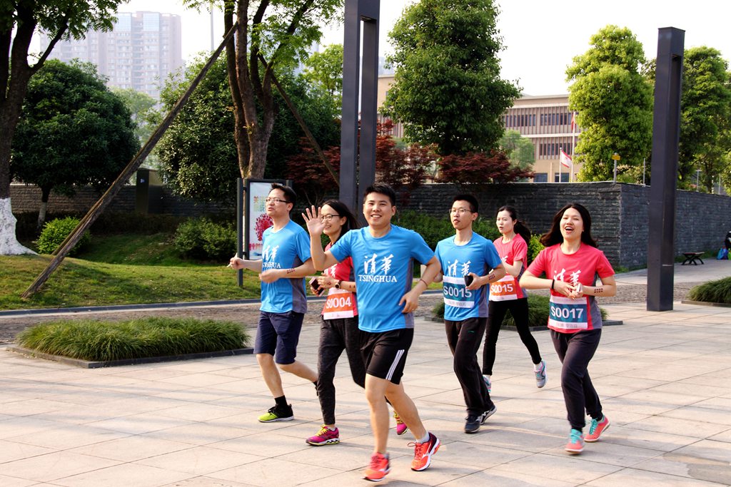 环球同跑迎校庆，清华校友锦城湖畔展英姿（原创）
