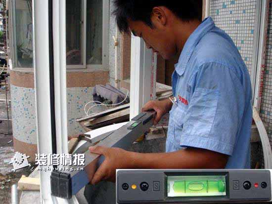 如何安装铝合金门窗滑轮视频,门窗安装门窗制作