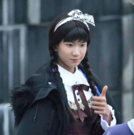 TFBOYS秒TFgirls，杨幂咦自己小时候