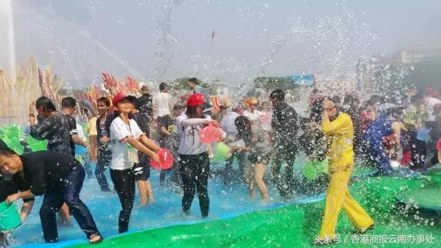 德宏泼水节万人狂欢视频,西双版纳万人欢度泼水节